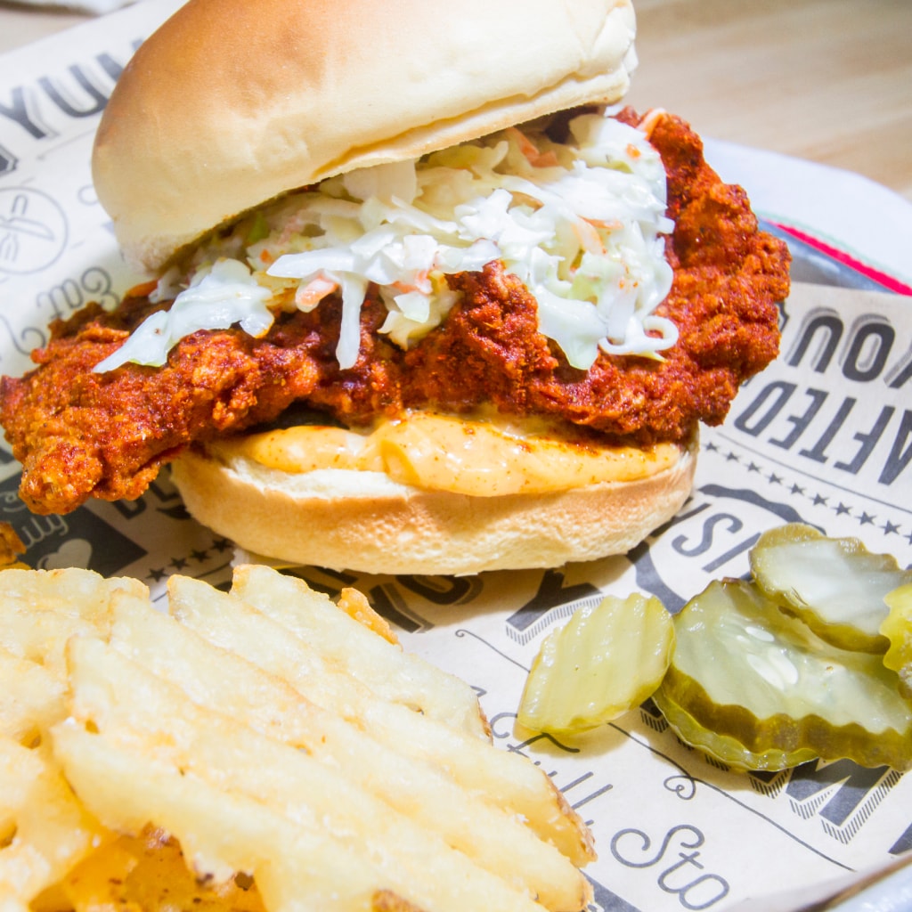 Sánduche de pollo al estilo Nashville